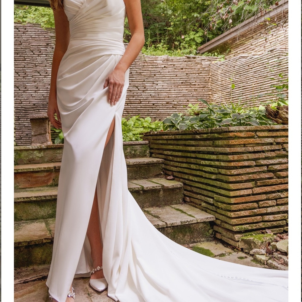 Vow’d Aqua off white strapless wedding dress size 16